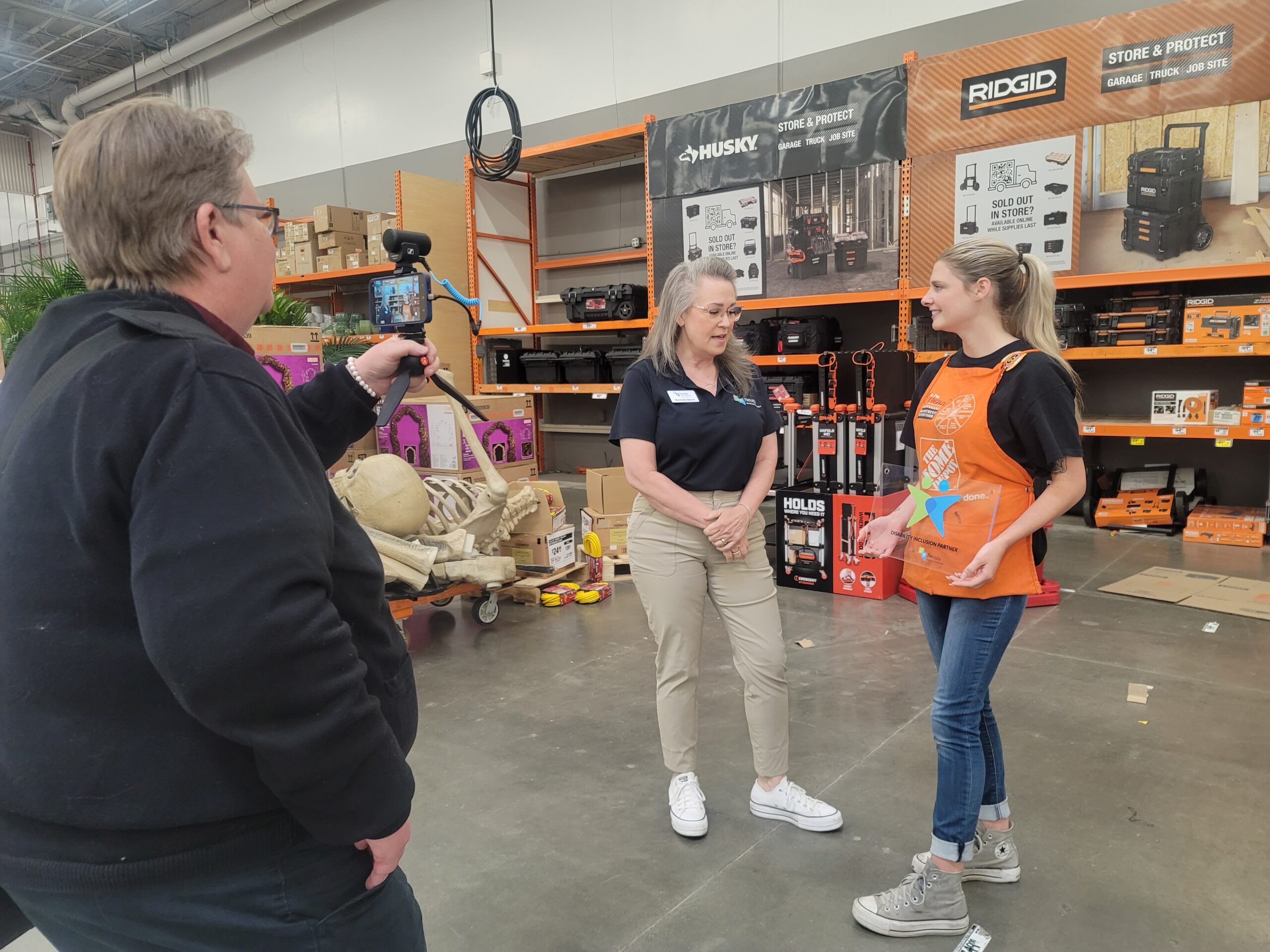 Mechelle presents the proud partner plaque to Serena